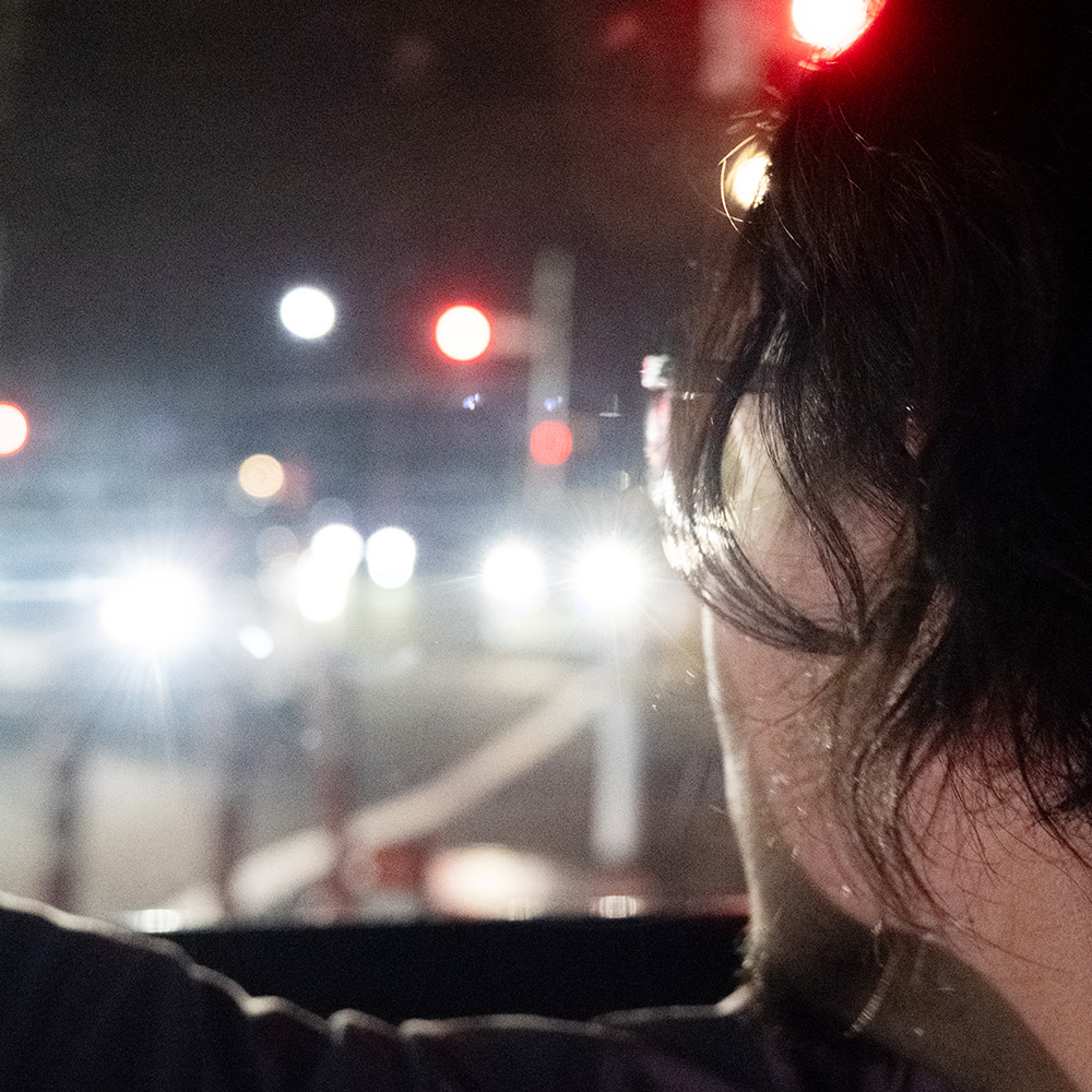 夜間の運転中に感じる、刺さるような対向車のLEDライトの眩しさと視界不良を表現したアイキャッチ画像。